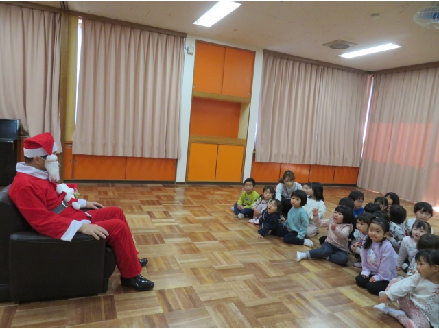 サンタさんのお話に真剣な顔