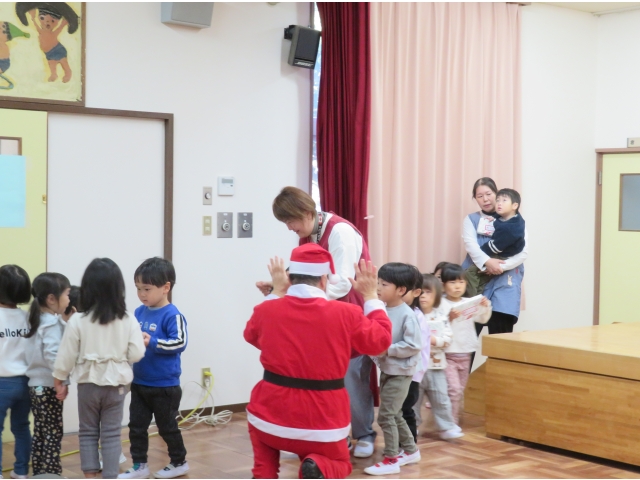 順番にサンタさんとタッチ♡