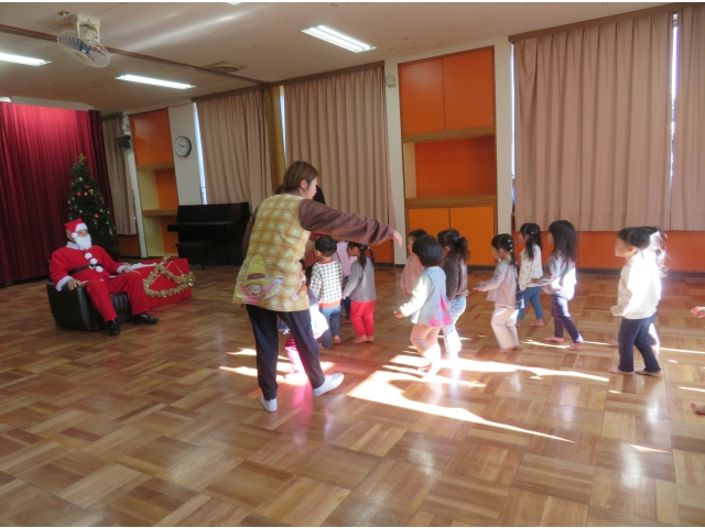 ゆっくりゆっくり…サンタさんに近づきます