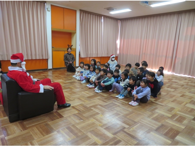 サンタさんのお話を真剣に聞きます!