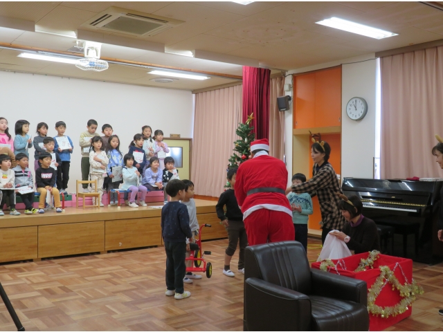 みんなで使える三輪車、絵本、シャベルもあり大喜び♪