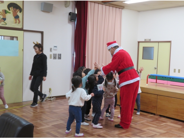 名残惜しくサンタさんとタッチ♪