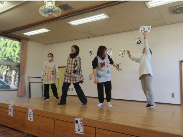 先生対抗のかるた取りにも気合が入ります!