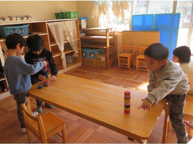 だるま落とし!だるまを慎重に乗せて…