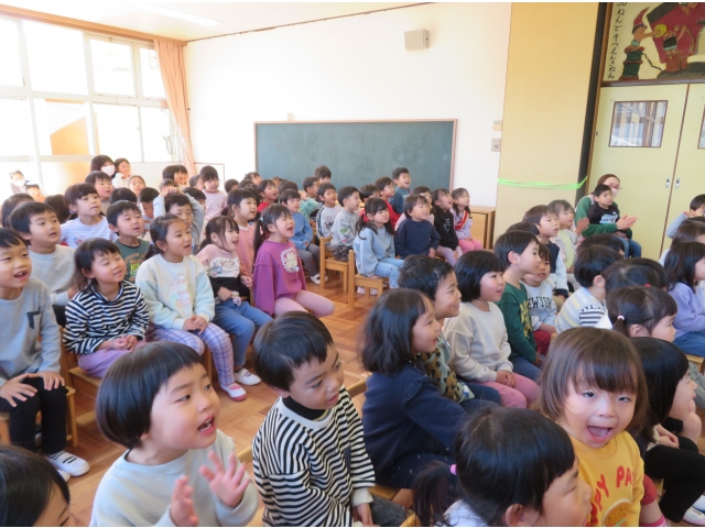 次はけん玉!皿に乗るようにみんなで応援!