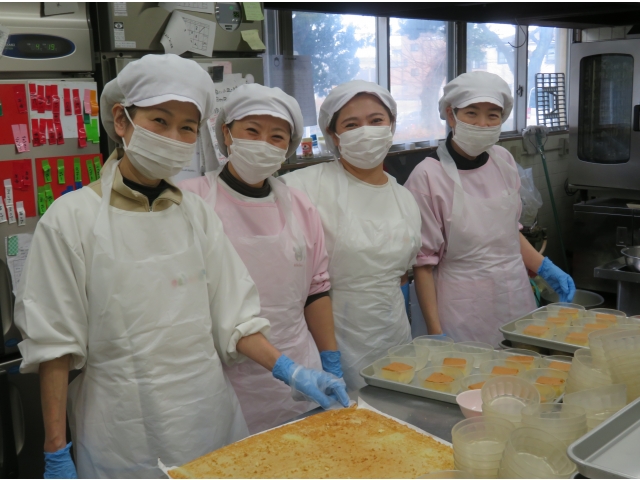 朝からおせち料理に大忙しの給食の先生でした。