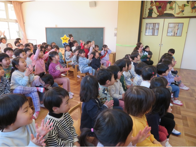 「やったー!」みんなの声が部屋中に響きます