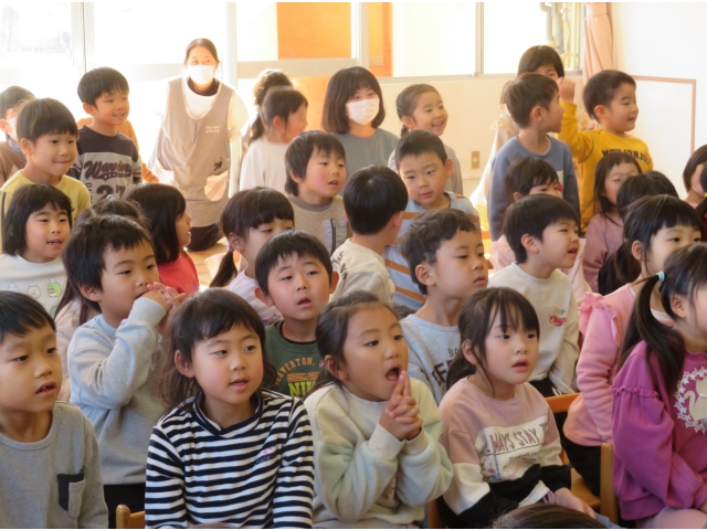 子どもたちも固唾を飲んで見守ります