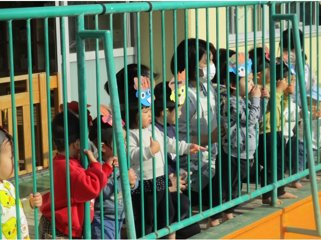 大きいクラスの子の豆まきに夢中‼