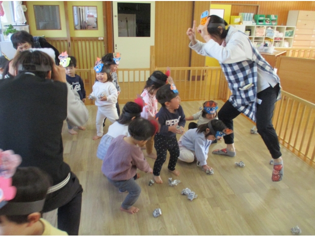 部屋に戻って、りす組さんと一緒に「おにはそと～ふくはうち～」