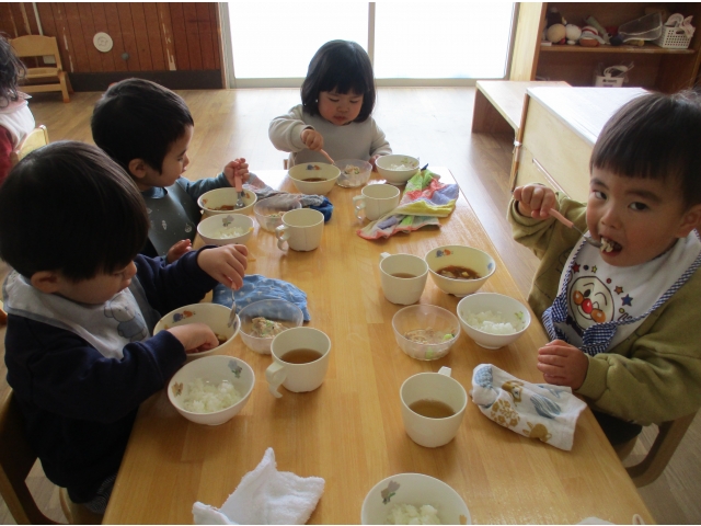 給食は大豆の入った『鬼除け汁』をパクリ😊