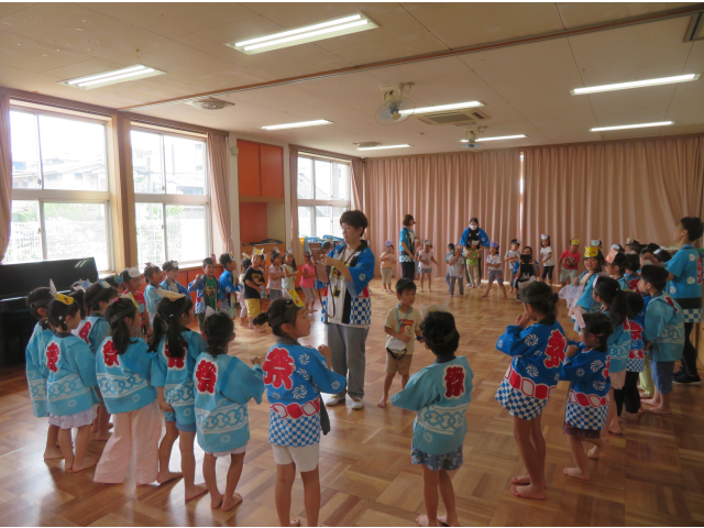 4.5歳のお友だちは大きな輪になって踊ります♪