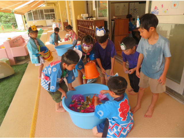 金魚を取るのに真剣です!