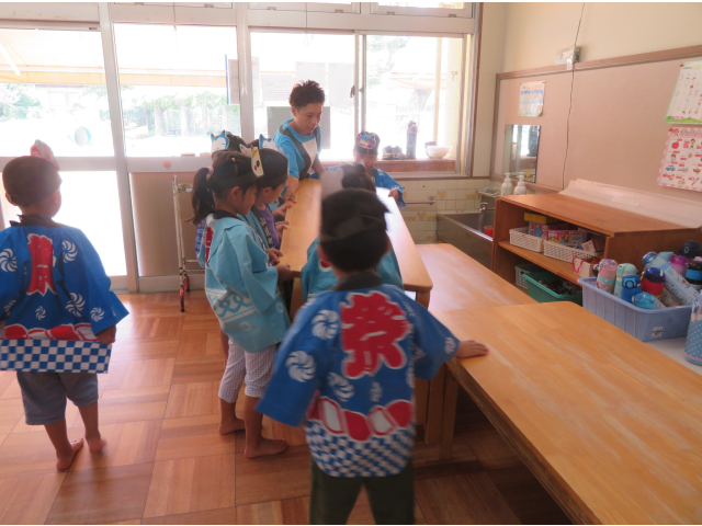 重い机も力を合わせれば…