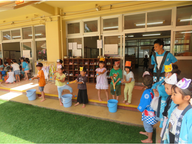 ペットボトルめがけて水鉄砲!