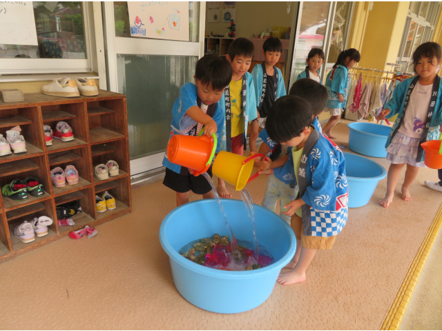 たらいに水を入れて準備中!