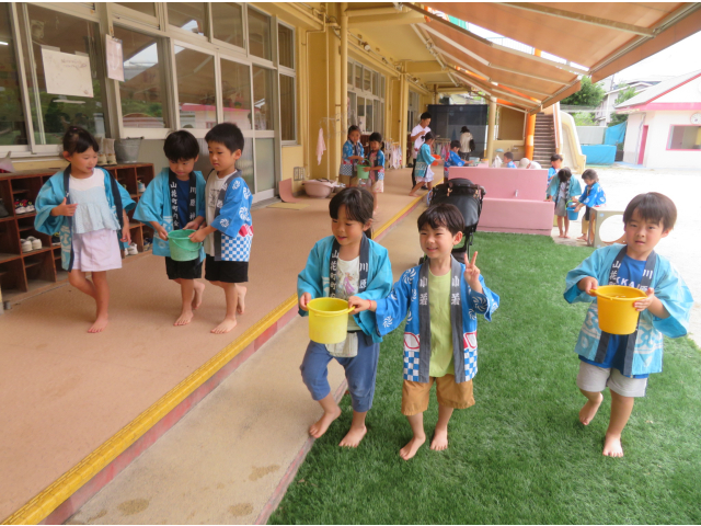 みんなで運べばすぐに水も溜まります