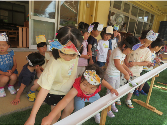 きりん組のお友だちが挑戦!レンゲで取れるかな？