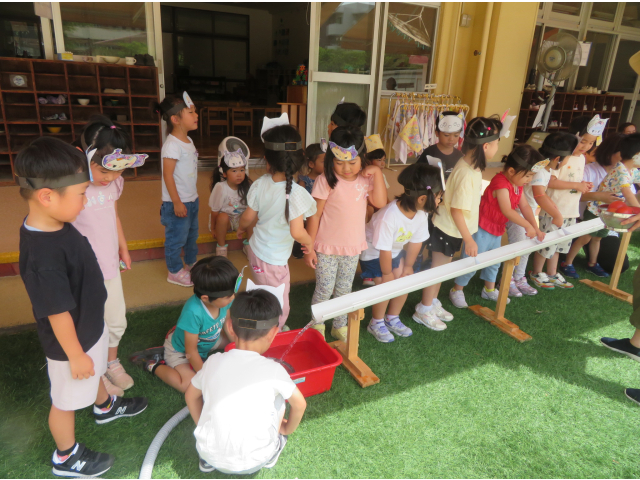 思わず前に出てきてお友だちを見守ります♡