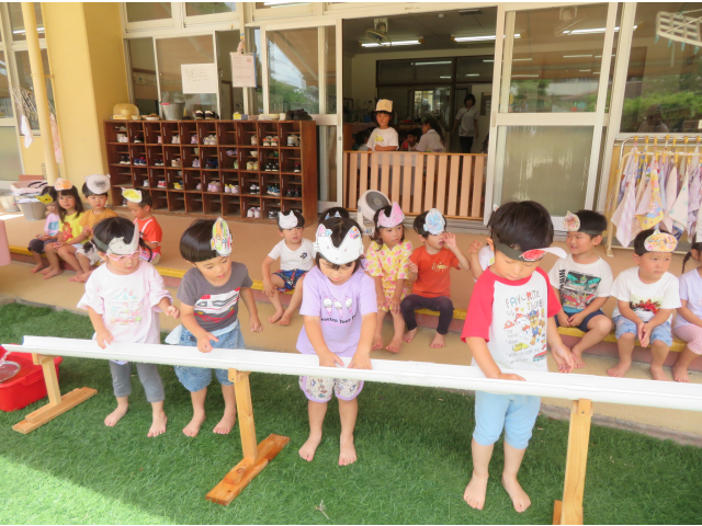 素手で流れてくる野菜を取ります