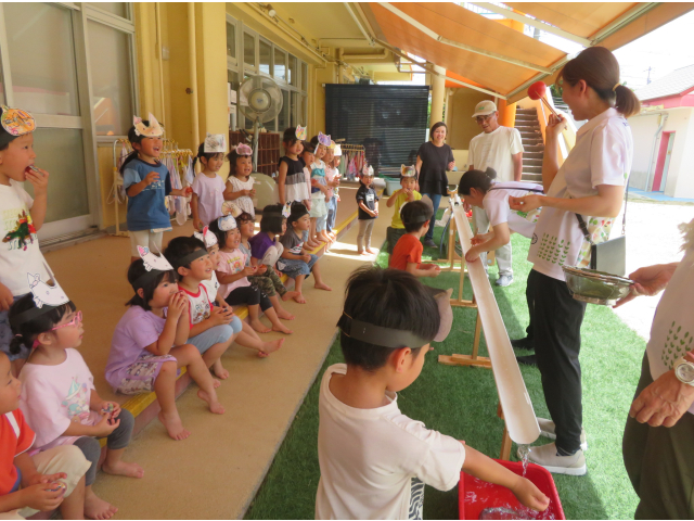 先生がチャレンジ!子ども達の声援が響きます!