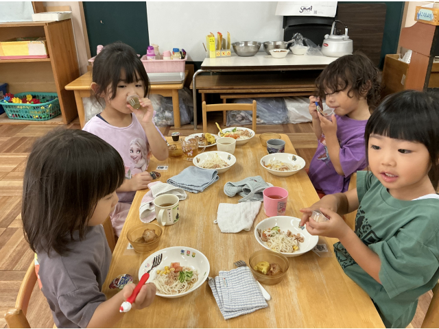 何から食べようかな？