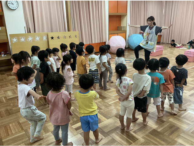 広い遊戯室でやってみよう！　まずは先生の見本をしっかり見ます👀