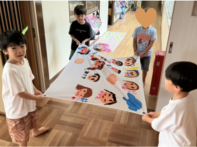 絵の具を乾かす時も、みんなで息を合わせて持って行きます