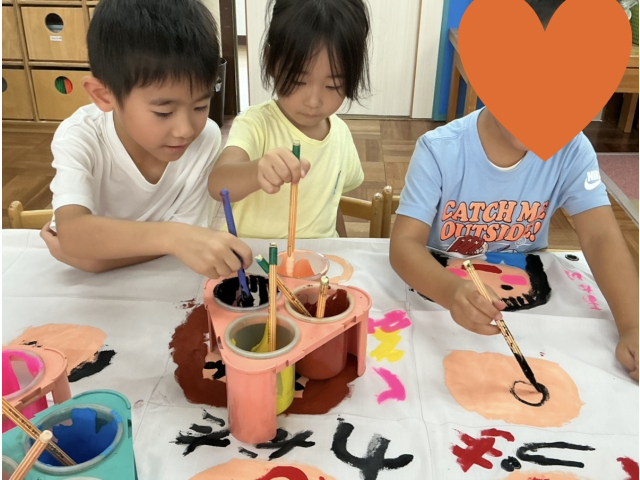 絵の具で自分の顔と名前を描きました