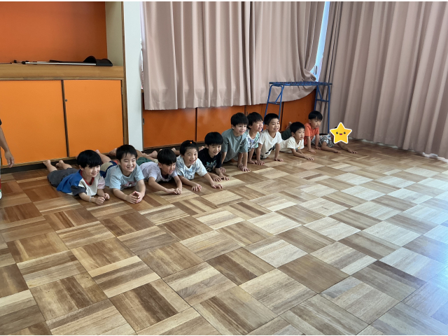 跳び箱で使う手の力をつけるために、アシカ歩きをしました