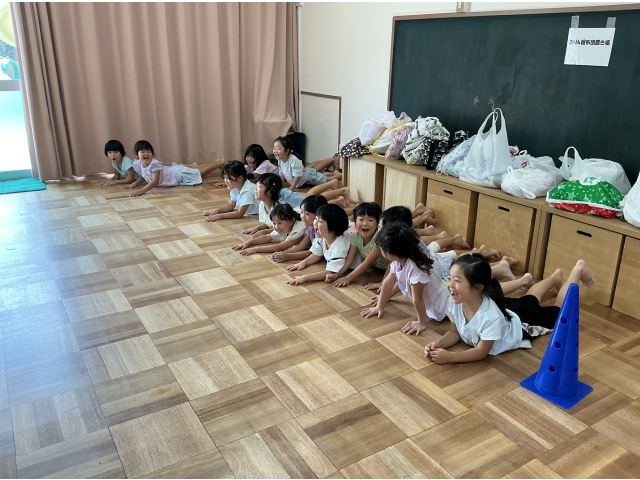 男の子チームと女の子チームで対決！どちらが真ん中を超すのが早いか勝負です！