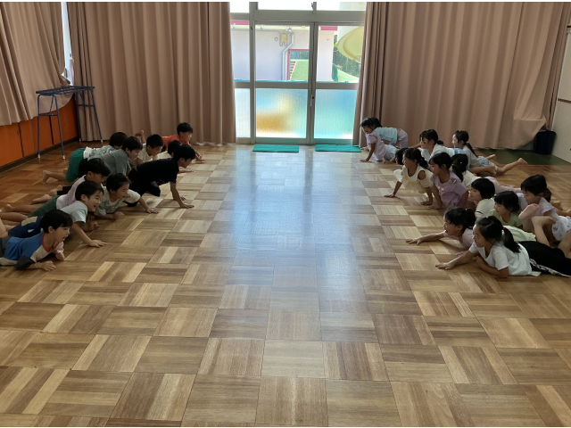 手を伸ばして床につき、手の力だけで進みます！