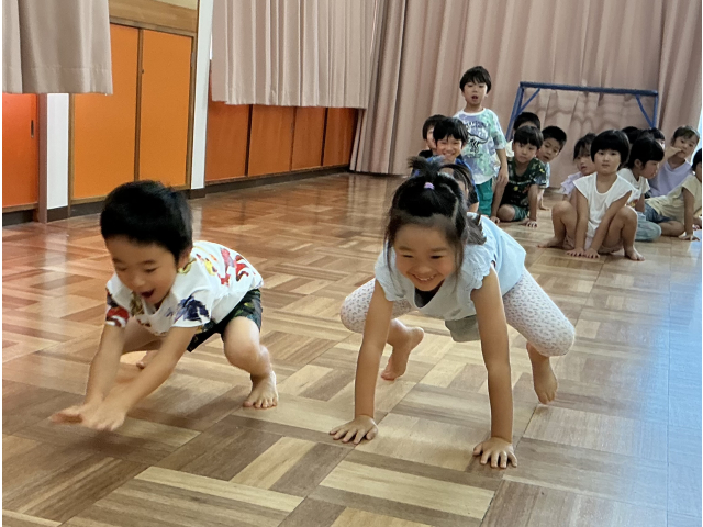 跳び箱のように手を前について跳びます🐸