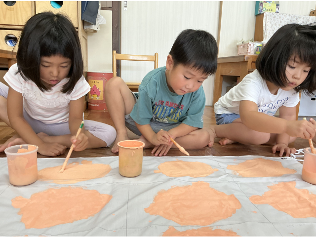 「まんまるに描けるかな…」一発描きにちょっぴりドキドキ。