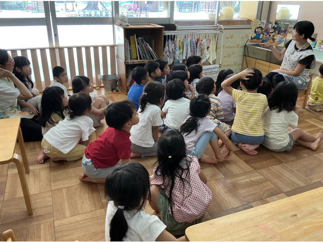 『にんじゃ　つばめまる』の絵本に夢中です。