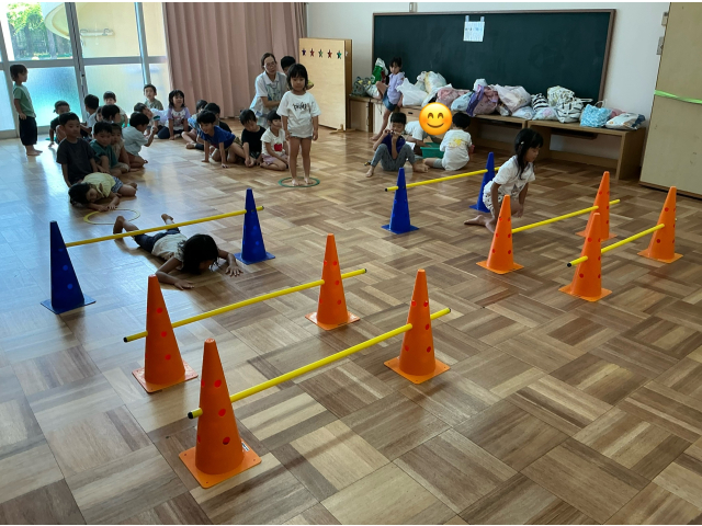 敵のしゅりけんを避けるように、バーをくぐって、、、