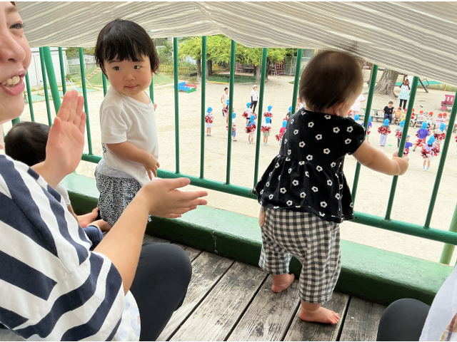 曲にノリノリで、体を揺らして一緒に踊っているようです。