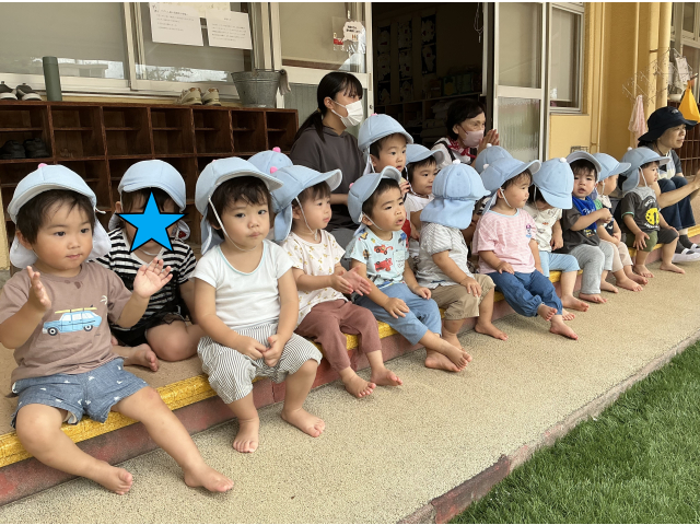 手を叩いてノリノリです🎵