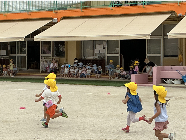 かけっこする姿を見て、手を叩き、応援をしていました！！