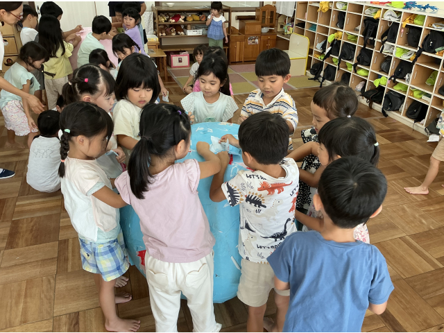 　まずはみんなで色紙をめくります！