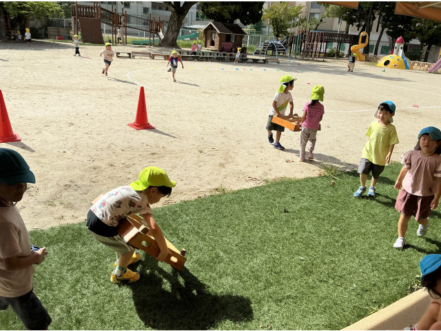 　練習に使う道具をみんなで準備します。