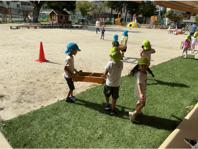 　みんなで協力して、いちに、いちに。どんなふうに持つといいかを、考えて持っていました。