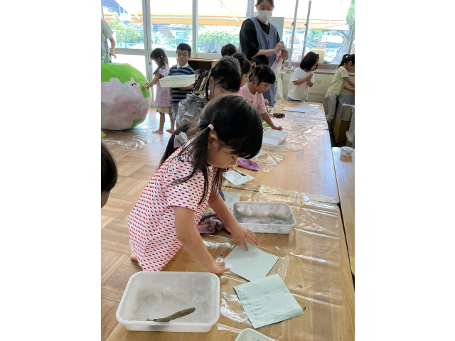 ふちまで丁寧にのりをぬりぬり。