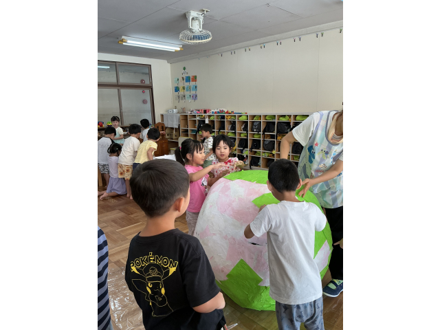 　みんな大好きな大玉転がし。ついつい転がしたくなります。