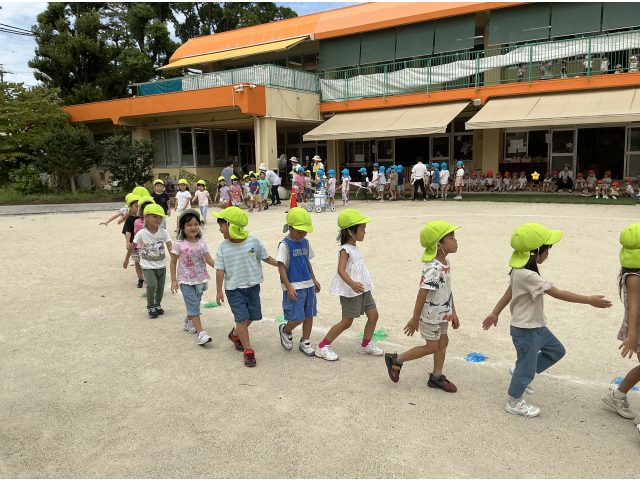 　前の友だちを覚えて、しっかりついて歩きます。