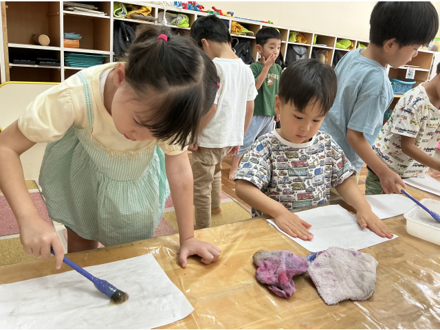 　次の日。新しい色の色紙を貼るよ～