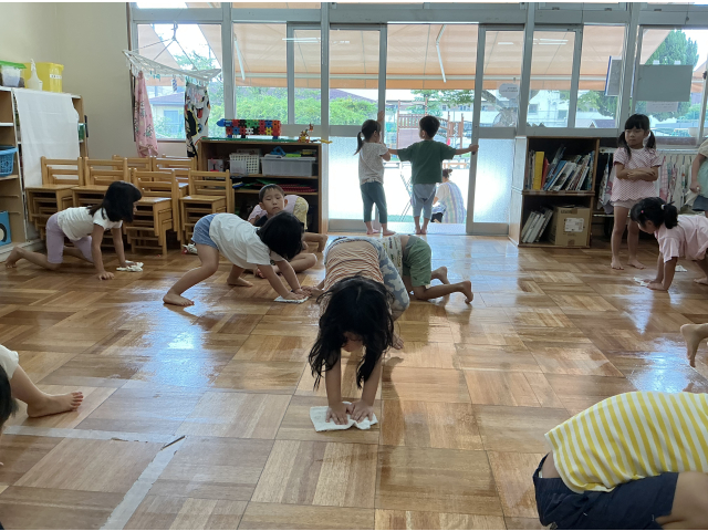 　最後のお掃除だってみんなでがんばるよ～！！