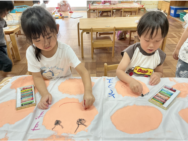 お顔を描くよ！