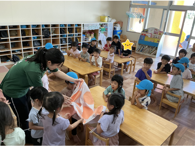 ぞう組さんにすずらんマークを描いてもらいます。