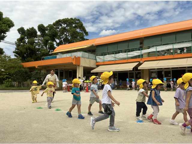 前の子に続いていちに、いちに♬